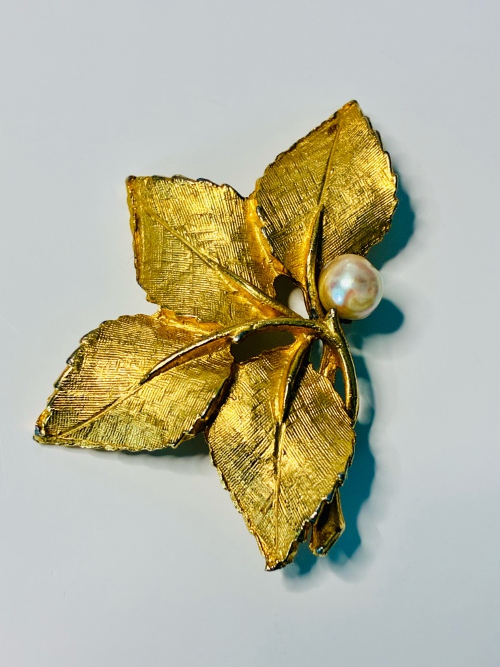 VTG Gold Leaf Pin Brooch with Single Pearl Classic Retro Everyday Elegant